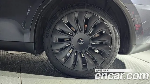 Tesla Model Y — Фото автомобиля 6