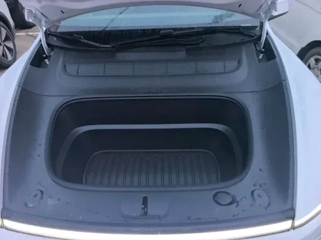 Tesla Model Y L — Фото автомобиля 19