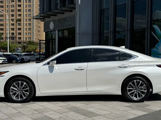 Lexus ES — Фото автомобиля 3