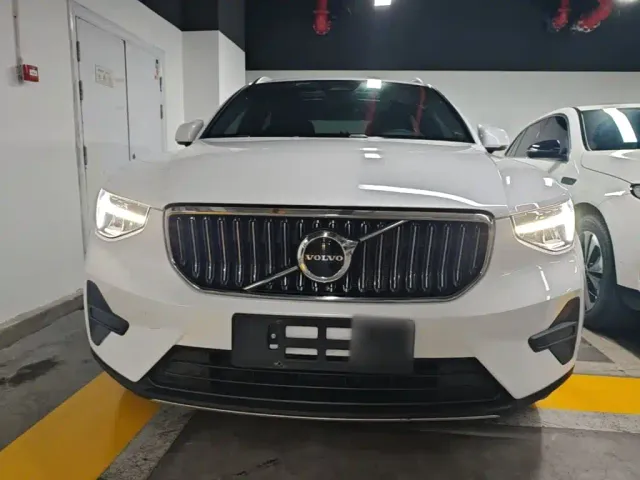 Volvo XC40 — Фото автомобиля 2