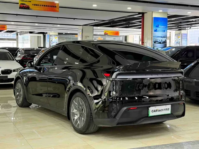 Tesla Model Y L — Фото автомобиля 7