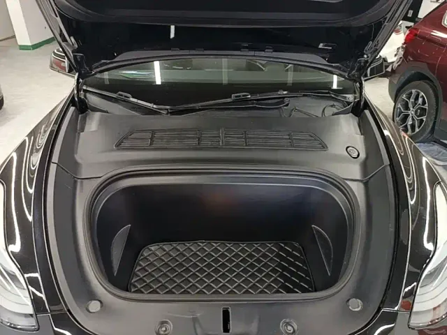 Tesla Model Y — Фото автомобиля 19