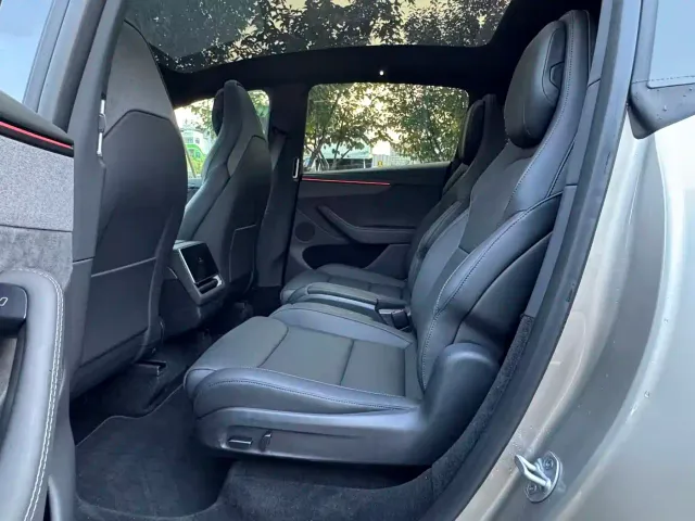 Tesla Model Y L — Фото автомобиля 16
