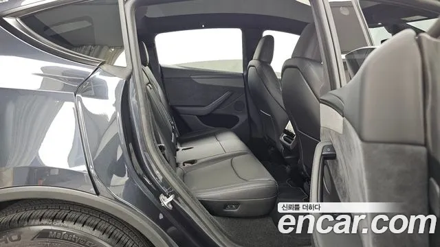Tesla Model Y — Фото автомобиля 18
