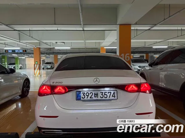 Mercedes-Benz E-Class — Фото автомобиля 4