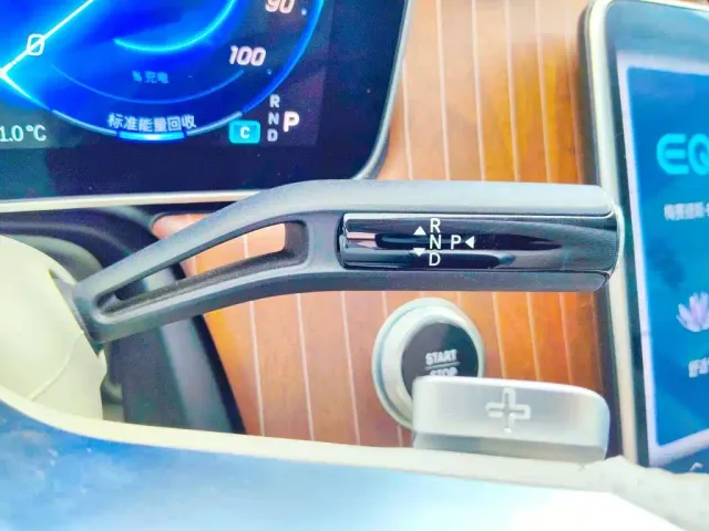 Mercedes-Benz EQE SUV — Фото автомобиля 15
