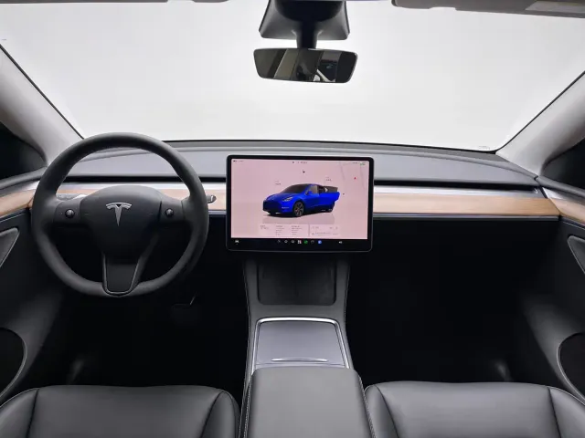 Tesla Model Y — Фото автомобиля 13