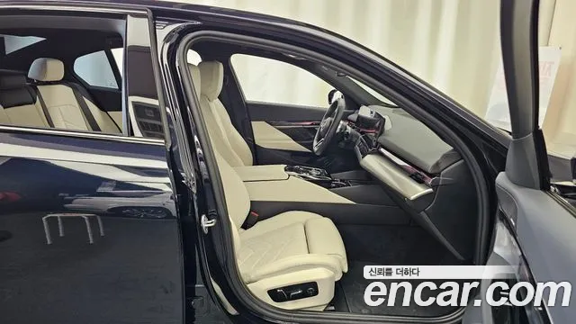 BMW 5 Series G60 — Фото автомобиля 16