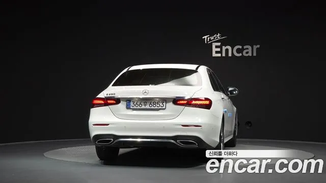 Mercedes-Benz E-Class — Фото автомобиля 4