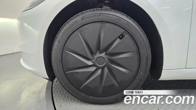 Tesla Model 3 — Фото автомобиля 5