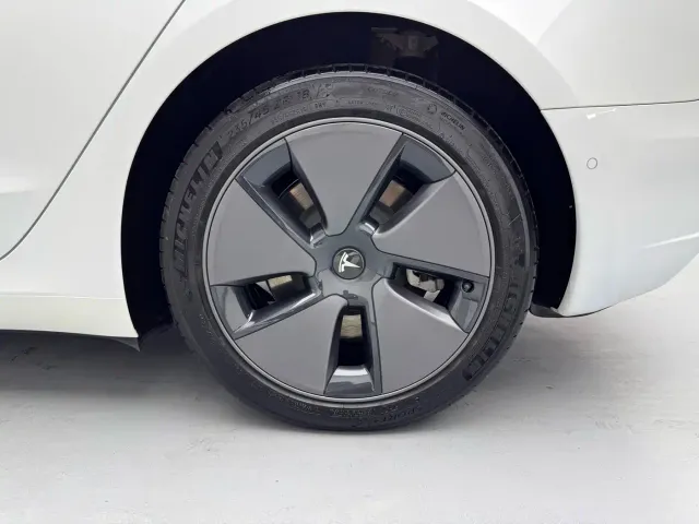 Tesla Model 3 — Фото автомобиля 19