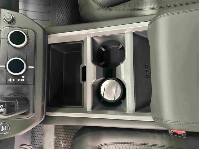 Land Rover Defender — Фото автомобиля 11