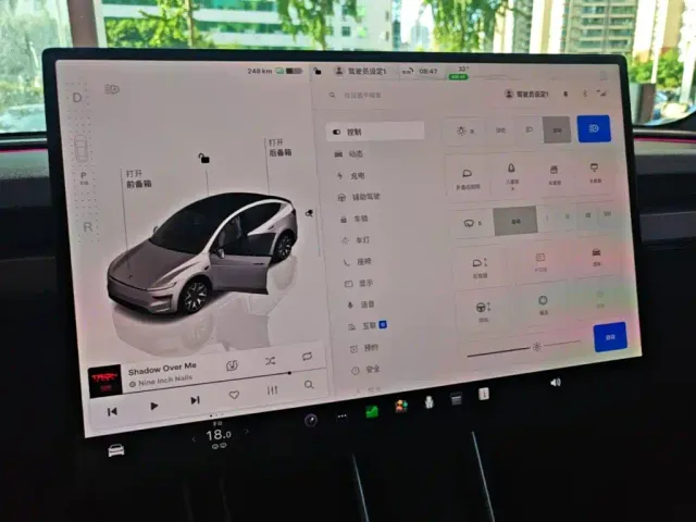 Tesla Model Y L — Фото автомобиля 12