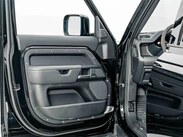 Land Rover Defender — Фото автомобиля 19