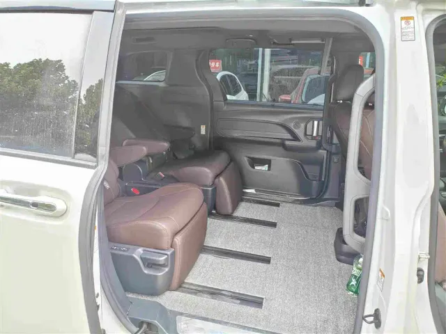 Toyota Sienna — Фото автомобиля 6