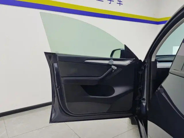 Tesla Model Y — Фото автомобиля 7