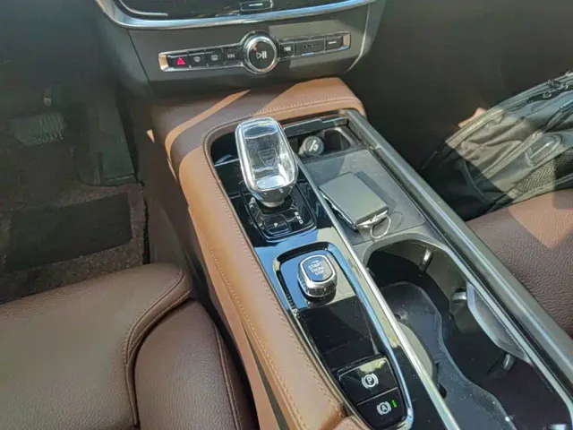 Volvo S90 — Фото автомобиля 13