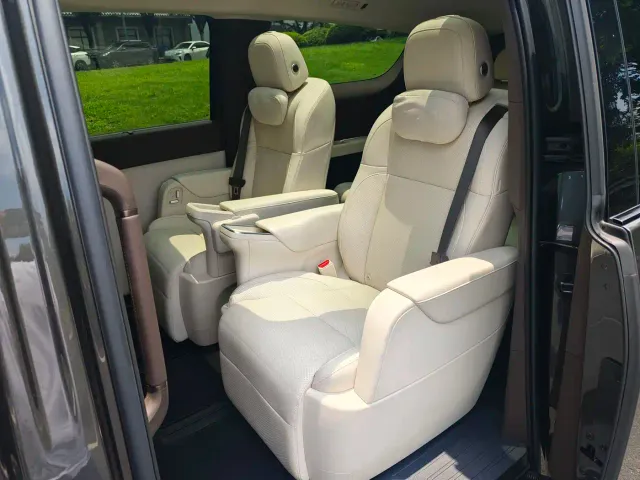 Li Auto MEGA — Фото автомобиля 7