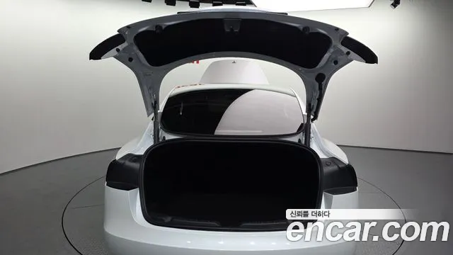 Tesla Model 3 — Фото автомобиля 20