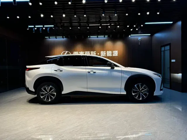 Lexus RZ — Фото автомобиля 2