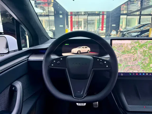 Tesla Model X — Фото автомобиля 9