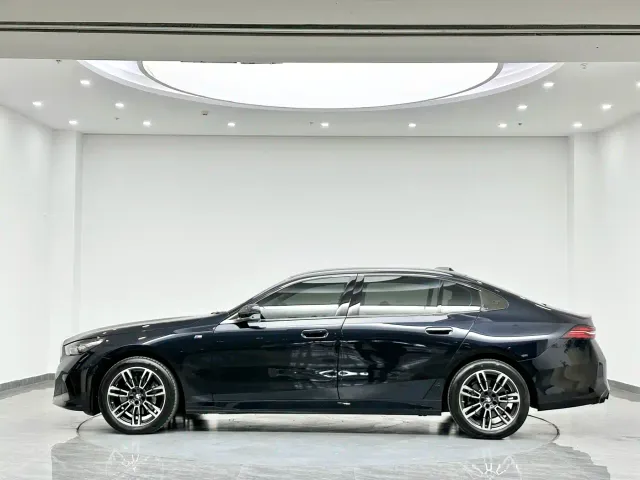BMW 5 Series — Фото автомобиля 4