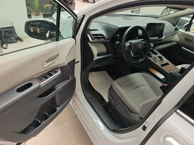 Toyota Sienna — Фото автомобиля 15