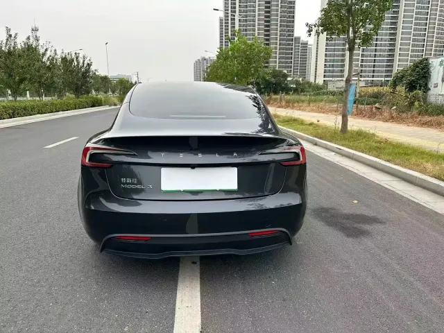 Tesla Model 3 — Фото автомобиля 8
