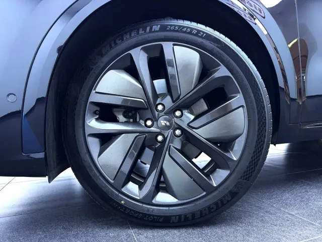 Li Auto L8 — Фото автомобиля 11