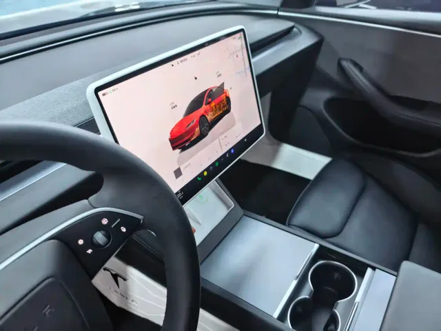Tesla Model 3 — Фото автомобиля 6