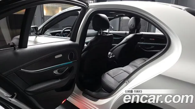 Mercedes-Benz E-Class — Фото автомобиля 16