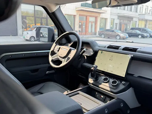 Land Rover Defender — Фото автомобиля 10