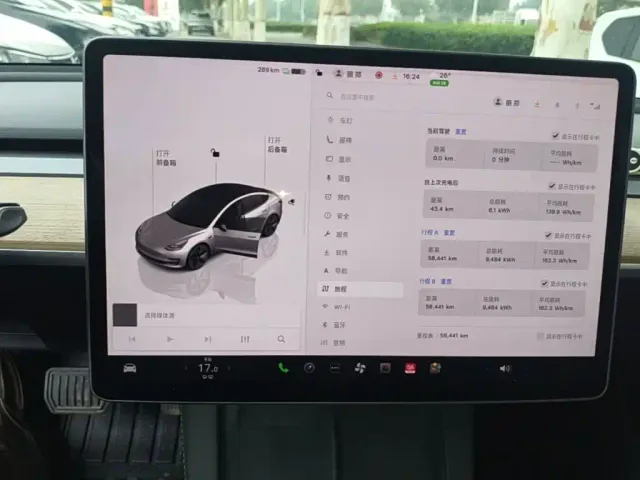 Tesla Model 3 — Фото автомобиля 11
