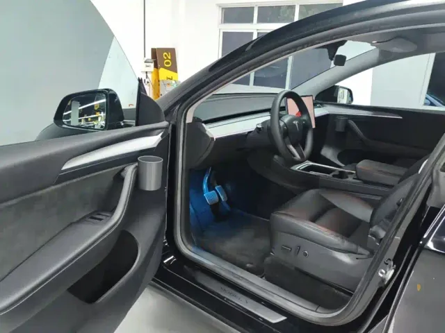 Tesla Model Y — Фото автомобиля 15