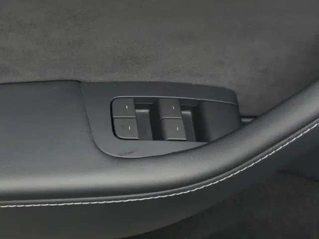Tesla Model Y — Фото автомобиля 9