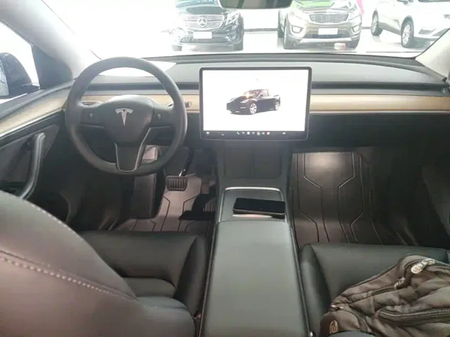 Tesla Model Y — Фото автомобиля 5