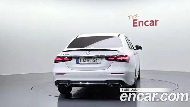 Mercedes-Benz E-Class — Фото автомобиля 4