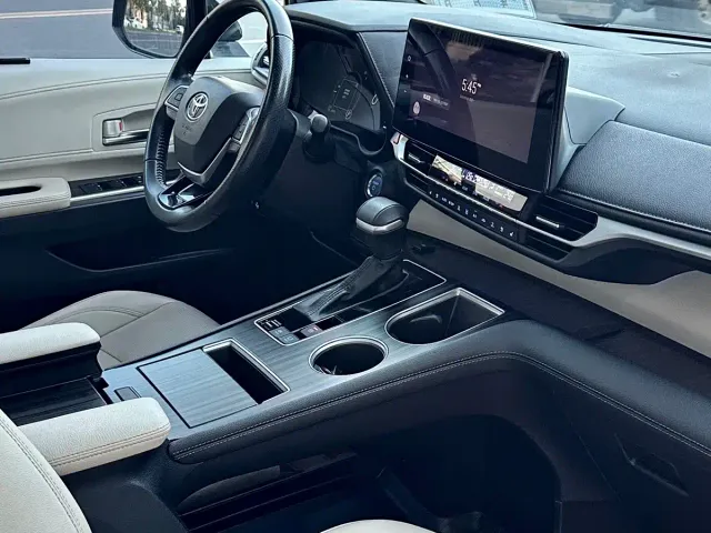 Toyota Sienna — Фото автомобиля 18