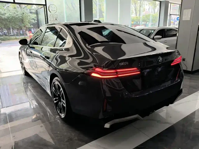 BMW BMW 5 Series 2024 530Li Leading M Sport Package — Фото автомобиля 4