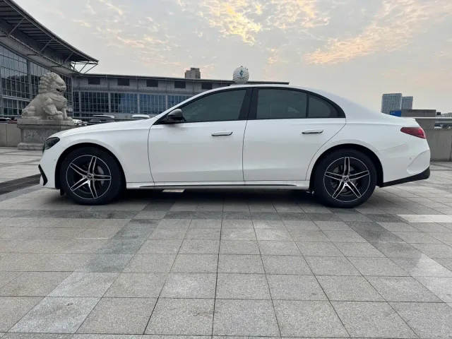 Mercedes-Benz E-Class — Фото автомобиля 2