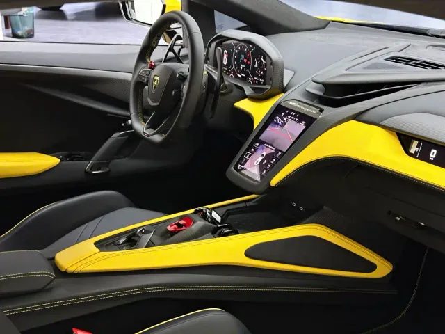 Lamborghini Revuelto — Фото автомобиля 10