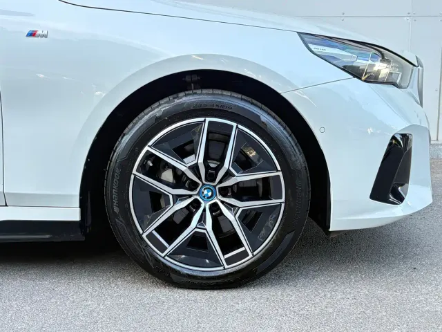 BMW i5 — Фото автомобиля 11