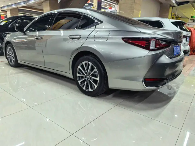 Lexus ES — Фото автомобиля 15