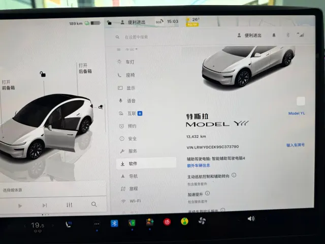 Tesla Model Y L — Фото автомобиля 9