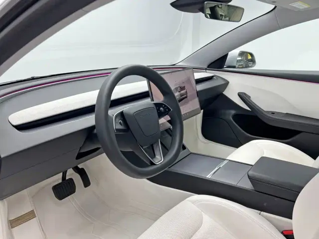 Tesla Model 3 — Фото автомобиля 15