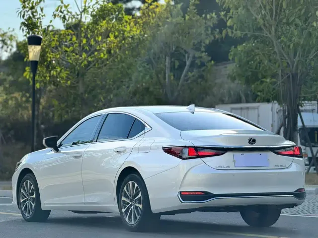 Lexus ES — Фото автомобиля 9