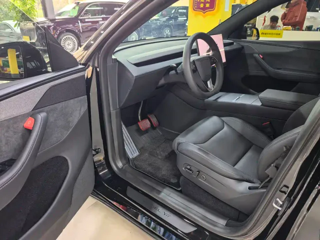 Tesla Model Y L — Фото автомобиля 4