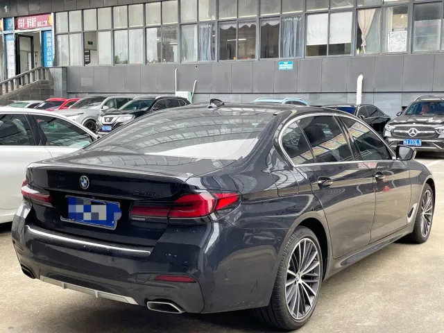 BMW 5 Series — Фото автомобиля 3