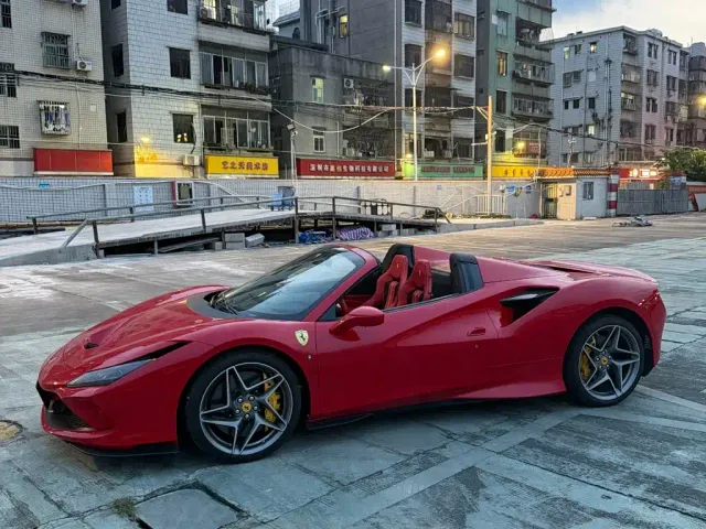 Фотография автомобиля — Ferrari F8