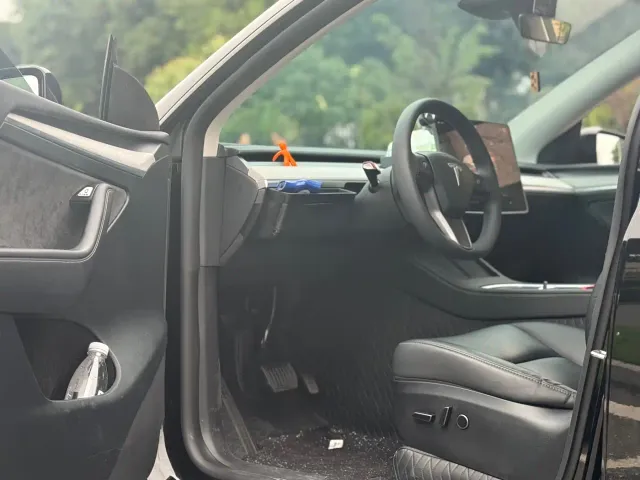 Tesla Model Y — Фото автомобиля 15